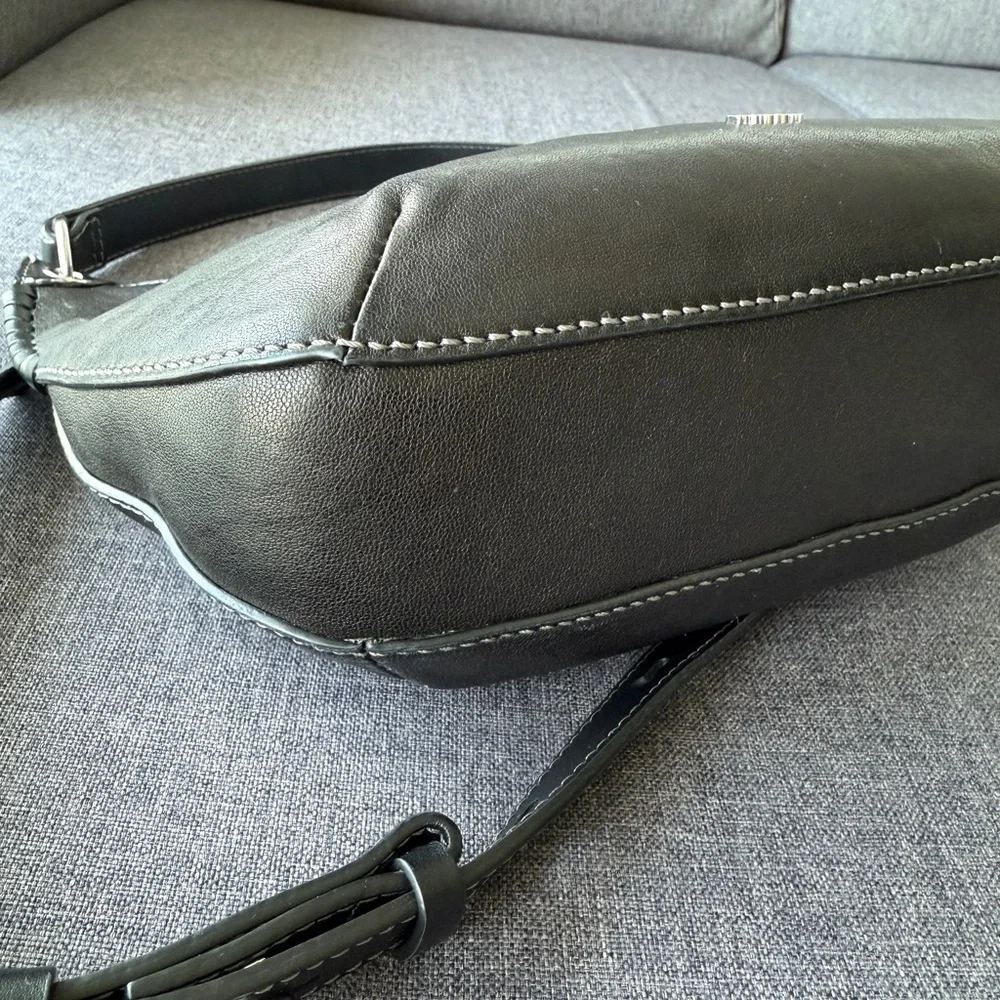 Black Swing Handbag - Picture 7 of 12